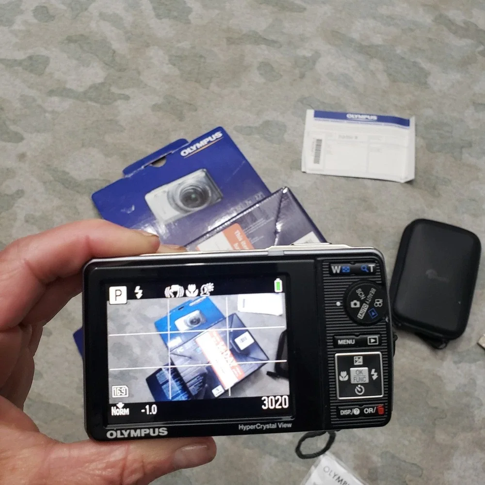 Olympus Stylus 7010 Digital Camera Silver Battery Charger‎ And Box